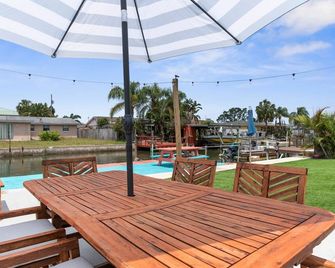 Conch Cottage•Large dock•gulf access•sleeps 8 - Hudson - Patio