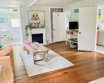Charming 1920's no frills cottage in peaceful Old Saybrook - Old Saybrook - Huiskamer