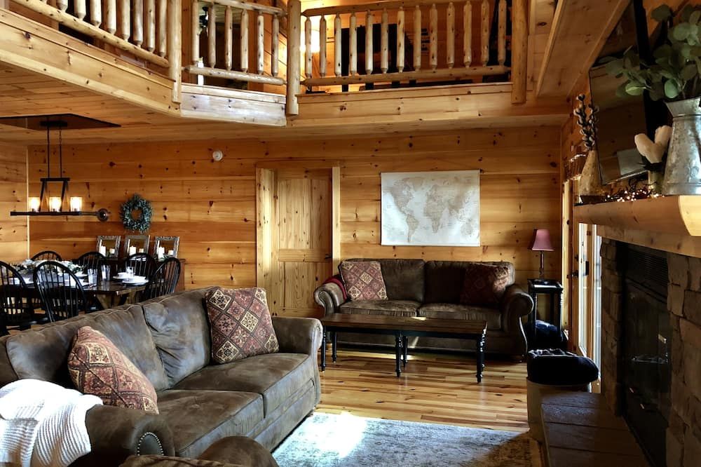 Large, Stunning Cabin with Breathtaking View of Piedmont, Pilot Mountain - Hillsville - Huiskamer