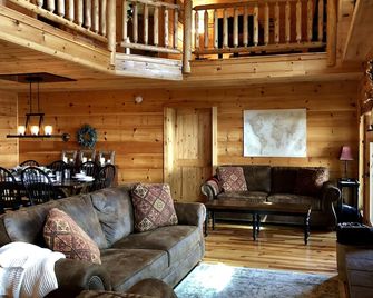 Large, Stunning Cabin with Breathtaking View of Piedmont, Pilot Mountain - Hillsville - Huiskamer