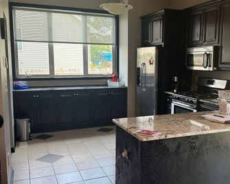Superb 5-bedroom house in Big Lake in friendly, safe neighborhood. - Big Lake - Cocina