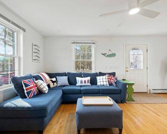 Quiet Beach Home Nestled in Desirable Ocean Ridge-Bike to Beach! - Charlestown - Sala de estar