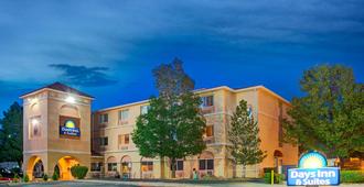Days Inn & Suites by Wyndham Airport Albuquerque - Αλμπουκέρκι - Κτίριο