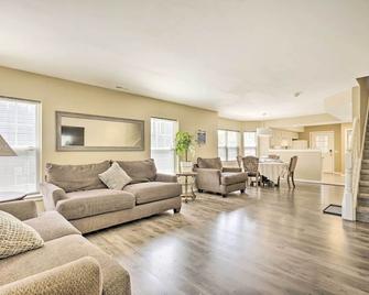 1 Mi to Beach and Casinos Home in Atlantic City! - Atlantic City - Sala de estar
