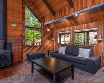 Cozy Treehouse - Gualala - Living room
