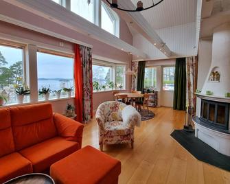 Nice Home In Alingsås With Lake View - Alingsås - Sala de estar