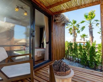 Anda Beach Bistro & Rooms - Ayvalık - Balcón