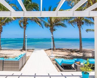 Sprat Bay Luxury Villa - Private Beach and Pool - George Town