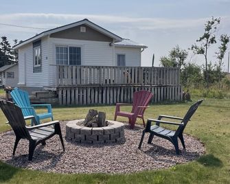 Water View Tiny Cottage with Private Fire Pit & Beach Access - Summerside - Patio