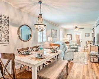 Beachy Isle of Palms Home 1 Block to Coast! - Isle of Palms - Dining room