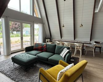 Modern A-frame situated only steps to beautiful Michigan and Muskegon beaches. - Muskegon - Living room
