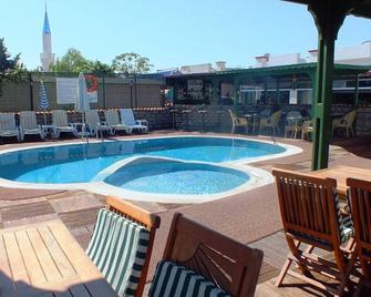 Kaynak Apart - Bitez - Pool