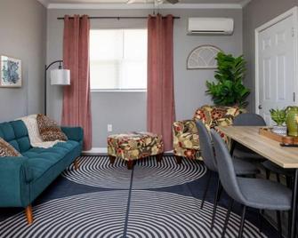 Relax & Explore Downtown Little Rock - Little Rock - Living room