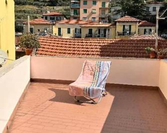 Cheerful Room, Sharing kitchen in a Cosy Family Art House, Ideal for one person or couple - Sanremo - Balcón