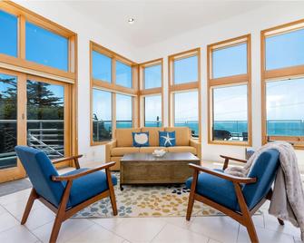 Luxury Beachfront Penthouse Walk to the Beach Restaurants Entertainment - Half Moon Bay - Living room
