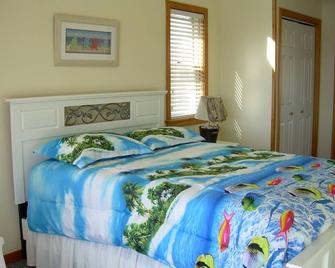 Family Friendly Canal Front Beach Home--Pet Friendly/Rec room/New Hot Tub - Frisco - Bedroom