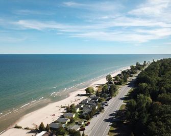 Charming Lake Huron Cottage Private Beac - Oscoda - Playa