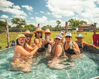 The Vagabond Room - Wander Inn - Round Top - Piscina