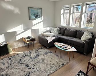 Cozy Bright 2 BR White Rock ground level basement suite near the beach - White Rock - Living room