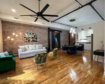 The Plaid Peacock - minutes from Mammoth Cave. Family sized, downtown Glasgow!\n\n - Glasgow - Living room