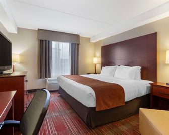 Best Western Plus Muskoka Inn - Huntsville - Bedroom