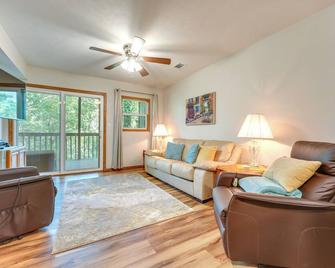 Accessible Branson Condo: Balcony + Lake Access! - Branson West - Living room