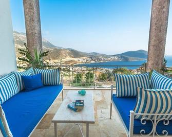 Stunning 3 storey villa with beautiful views over Kalkan Bay .Heated Pool . - Kalkan - Balcón