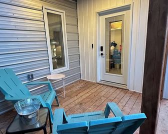 New Downtown Charlottetown Home Sleeps 5 With 2 Electric Scooters - Charlottetown - Patio
