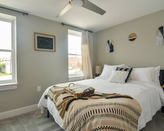 Minutes to Downtown & Waterfronts with rooftop deck! - Baltimore - Bedroom