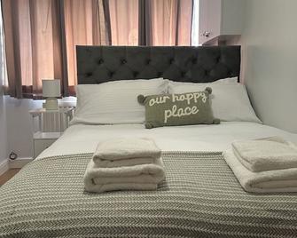 Modern, cosy 4 Bedroom Townhouse Near train, shops & London Access - Cheshunt - Bedroom