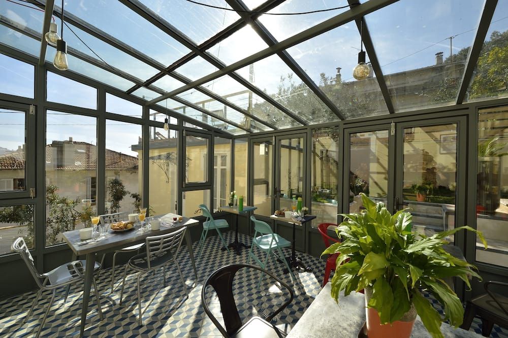 بي آند بي فيلا دو روك فليوري - كان - مطعم