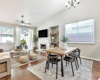 Charming 3-bedroom home, popular Broadstone area, walk to shops & park, WiFi, AC - Folsom - Dining room