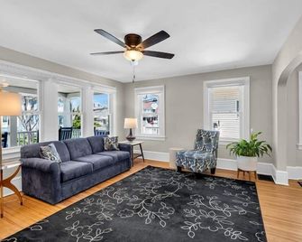 Charming 3 BED, 2 BATH shorehouse only 8 houses to beach , boardwalk & eateries! - Belmar - Living room