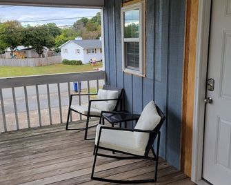 Coastal Themed studio with lots of amenities in peaceful Kernersville. - Kernersville - Balcony