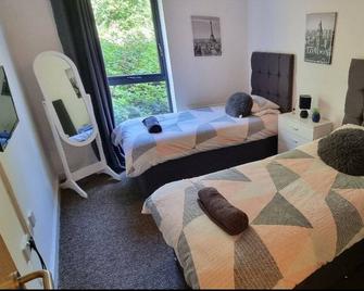 360 Serviced Accommodations - Brentwood 2 Bedroom Executive Apartment With Secure Parking - Brentwood - Bedroom