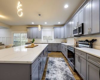 1 Mile to Quantico: 5BR Home w/ Game Room! - Triangle - Cocina