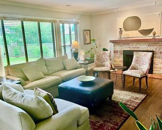 Charming 3-bedroom house with AC and WiFi in Wilmette - Wilmette - Living room