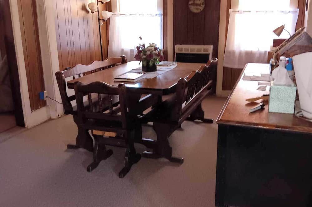 Farmhouse sleeps 2 -6 in the Allegheny National Forest outside Bradford Pa