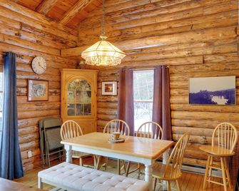 Pet-Friendly New York Cabin w/ Hot Tub & Game Room - Maplecrest - Comedor