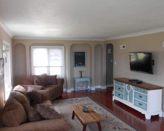 Remodeled Home On Lake Michigan - Sheboygan - Living room