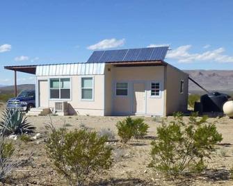 Ringtail Cabin: Economical & Solar Powered Cabin - Terlingua - Building
