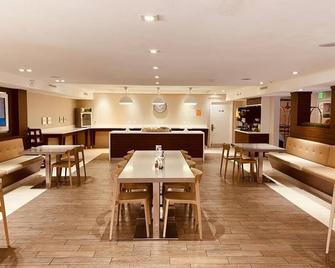 كواليتي إن آند سويتس باي ذا باركس - كيسيمي - مطعم