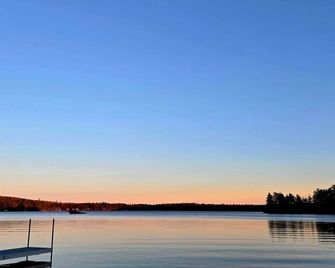 Cozy 2-bedroom Tiny Home with hot tub, A/C, boat ramp access to quiet lake - Casco - Vista del exterior