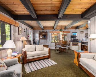 Mirthwood Den - Tahoma - Living room