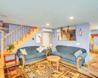 4 Mi to Dtwn Catskill: Mtn-view Home - Catskill - Living room