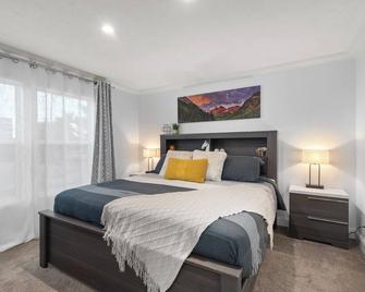 Hot Tub - Entire New Home - Walk To Light Rail - King Beds - Firepit Theatre - Commerce City - Habitación