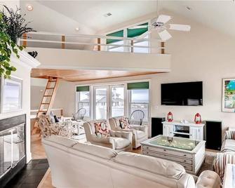 Laurie S Loft 3 Bedroom Holiday Home By Bald Head Island - Bald Head Island - Living room