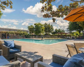 Best Western Plus Garden Court Inn - Fremont - Piscina