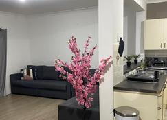 Spacious 3 bedroom townhouse with AC and lock up garage - Liverpool - Phòng khách