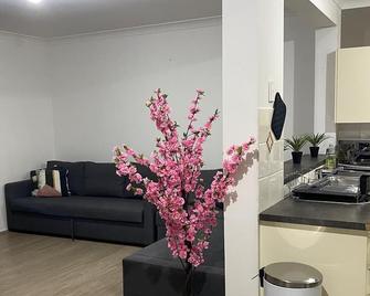 Spacious 3 bedroom townhouse with AC and lock up garage - Liverpool - Living room